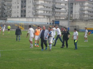 I calciatori persuadono Lazzaro Luce ad evitare il ritiro (foto Domenico Vastante)