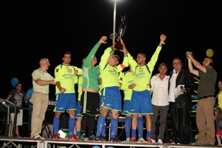 Il Mini Market Piscitelli alza la coppa al cielo