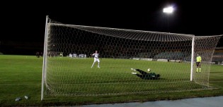 Il rigore di Guadalupi parato da Longobardi (Foto Scialla)