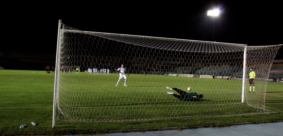 Il rigore di Guadalupi parato da Longobardi (Foto Scialla)