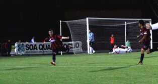 L'esultanza di Varsi dopo il pareggio (Foto Giuseppe Scialla)