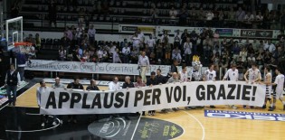 Il commovente striscione dedicato ai tifosi (Si ringrazia Giovanni Vastano epr al foto)