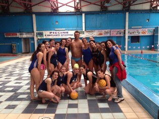 Il Volturno femminile in posa con Kiss