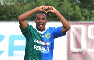 Francesco Finocchio esulta dopo la doppietta alla Reggiana