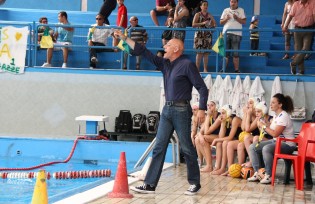 Napolitano che fornisce indicazioni alla sue atlete contro la SIS (foto sportcasertano.it)