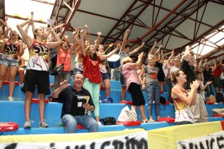 Esultanza del pubblico giallorosso alla sirena finale (foto sportcasertano.it)
