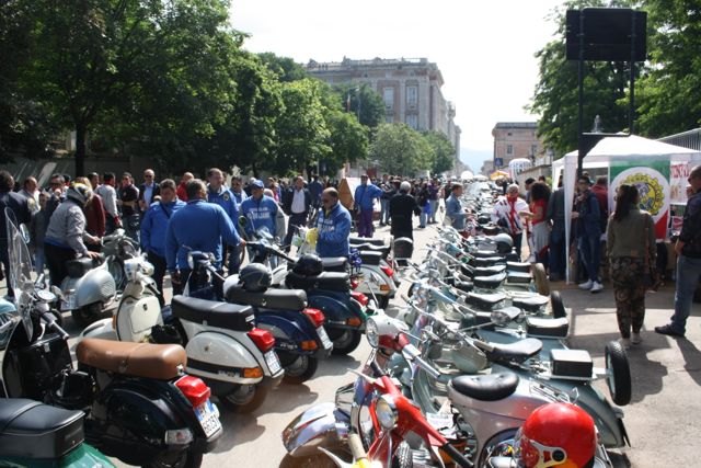 Gran successo a Caserta per il 1° raduno “La Reggia in vespa”