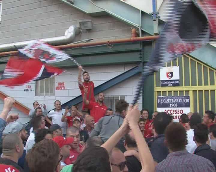 VIDEO: Tifosi in delirio all’arrivo del pullman. Al Pinto si respira già area di Lega Pro