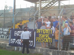 Di Muro a colloquio con i tifosi (foto Domenico Vastante)