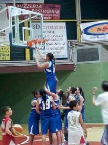 Marica Gomes mentre si porta a casa la retina