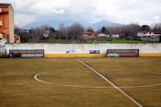 Dietro le panchina dovrebbe sorgere un'uscita di sicurezza