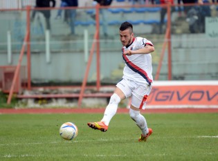 Alfredo Varsi in azione con la Casertana (Foto Giuseppe Melone)