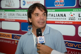 Ezio Capuano allenatore della Casertana (Foto Giuseppe Melone)