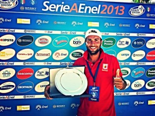 Clemente Santonastaso con il trofeo vinto con l'Hermes Beach Soccer