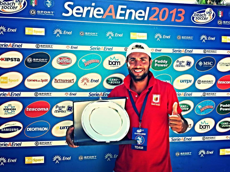 Clemente Santonastaso con il trofeo vinto con l'Hermes Beach Soccer