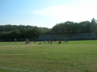 La squadra impegnata in esercizi di stretching (foto Antimo Cusano)