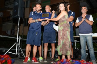 Fumagalli riceve una targa dagli organizzatori (Foto Giuseppe Melone)