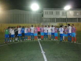 Le due squadre unite a centrocampo (foto Domenico Vastante)