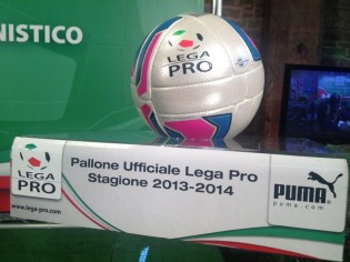 Il pallone della Lega Pro 2013-2014 (Foto Az)