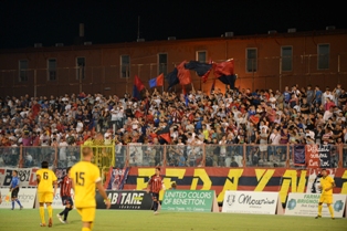 I tifosi rossoblù durante il derby con la Juve Stabia (Foto Giuseppe Melone)