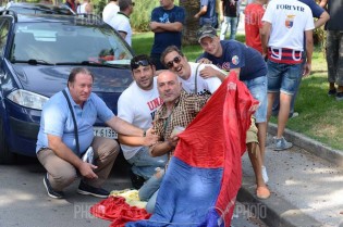 I tifosi rossoblù a poche ore dal fischio d'inizio (Foto Giuseppe Melone)