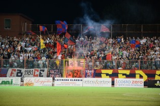 La tifoseria della Casertana (Foto Giuseppe Melone)