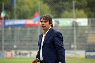 Eziolino Capuano sotto la pioggia a Gavorrano (Foto Giuseppe Melone)