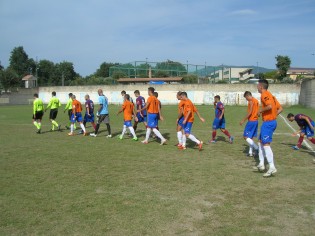 Le squadre all'ingresso in campo (foto Antimo Cusano)