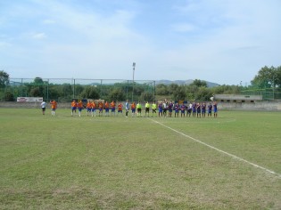 Le squadre al centro del campo prima del match (foto Antimo Cusano)