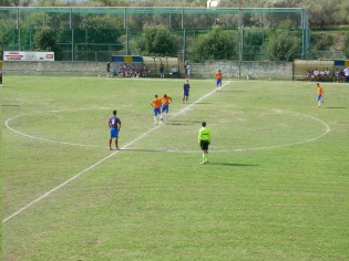 Il calcio d'inizio (foto Antimo Cusano)
