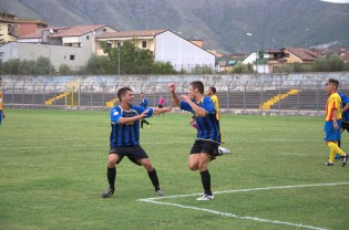 D'Esposito esulta per il goal (foto Andrea Salzillo)