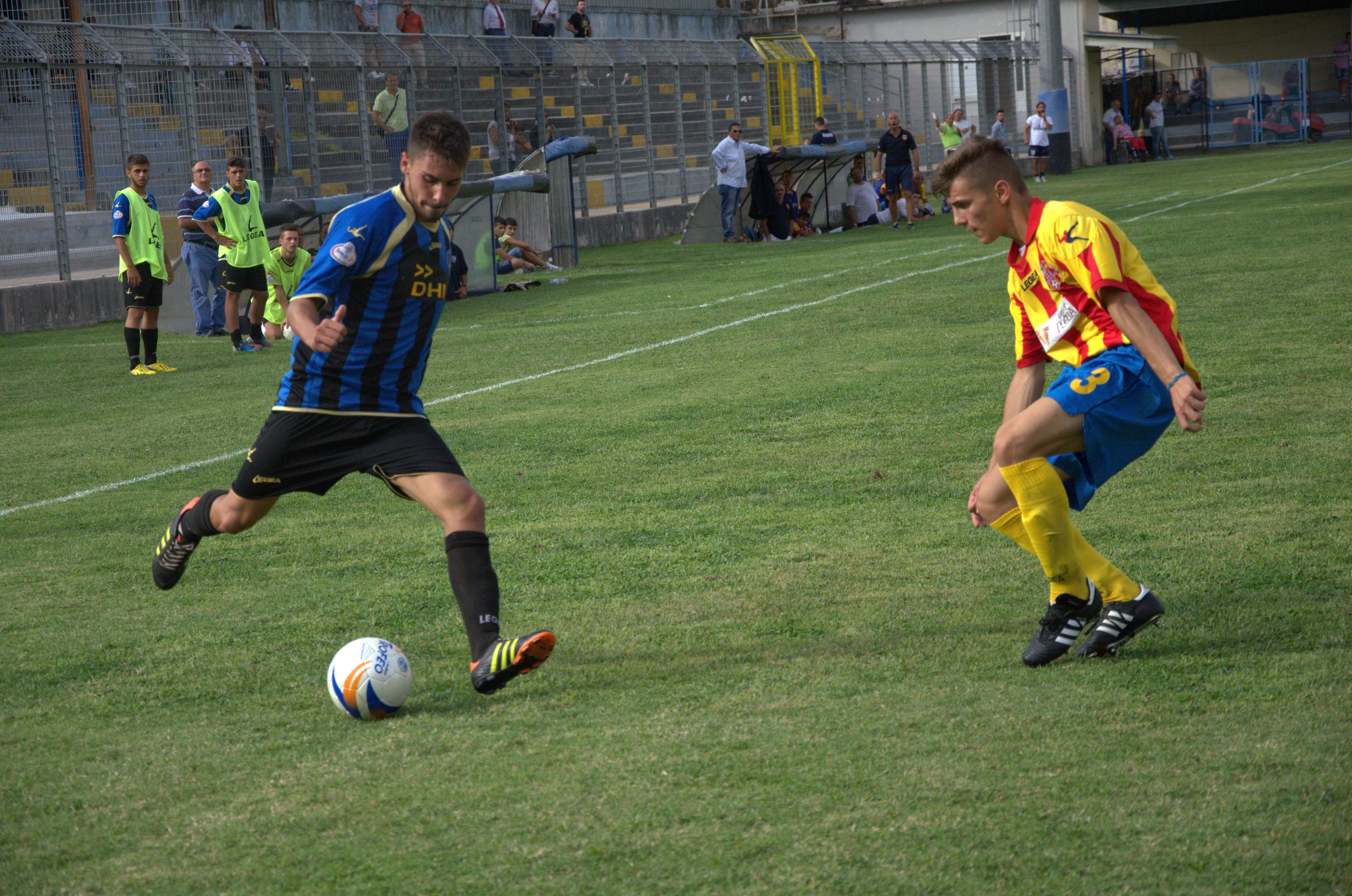 Raffaele Esposito tenta il cross (foto Andrea Salzillo)