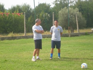 Il tecnico Casaccio a colloquio con il vice Lemma (foto Domenico Vastante)