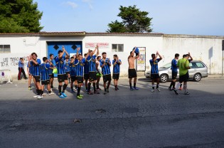 La squadra ringrazia i tifosi (foto Andrea Salzillo)