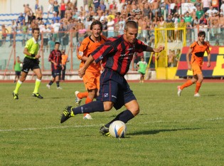 Rosario Majella in azione con la Casertana (Foto Giuseppe Melone)