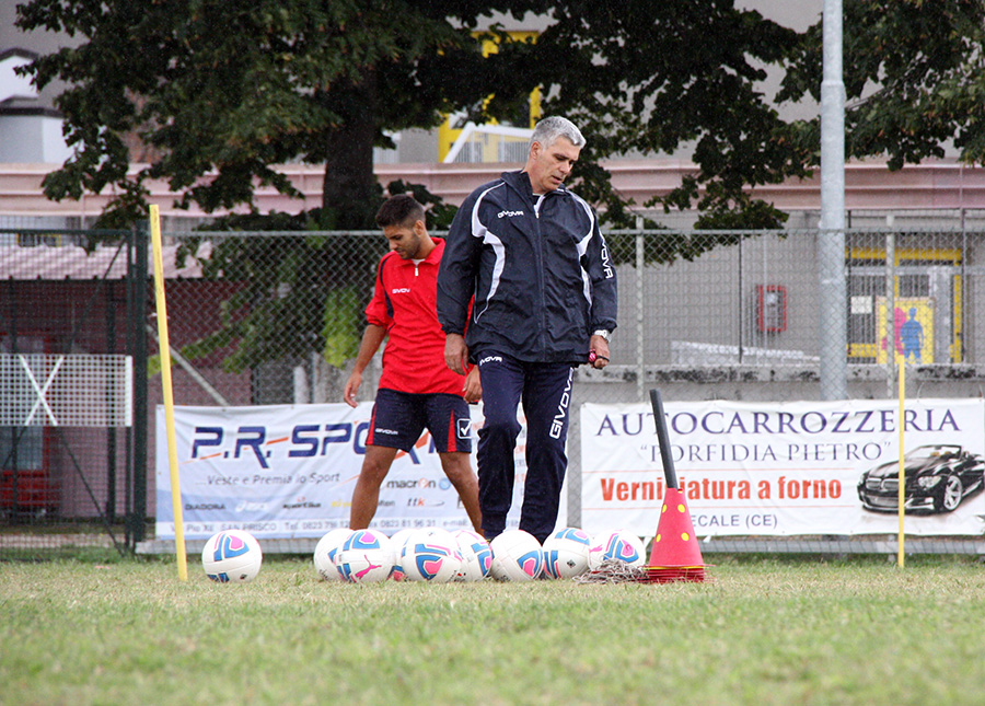 Mister Ugolotti a Recale nel suo primo allenamento con la Casertana