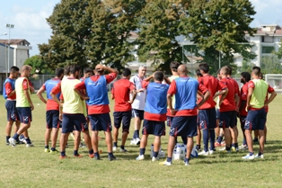 Ugolotti a colloquio con la squadra (Foto Giuseppe Melone)