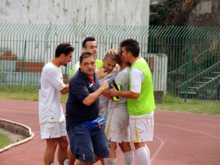 Gigi Caputo festeggiato dai compagni