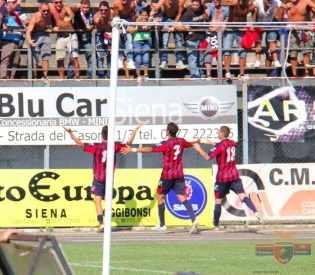 Mancino festeggia dopo il gol del pareggio