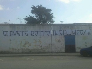 Striscione all'esterno del Piccirillo