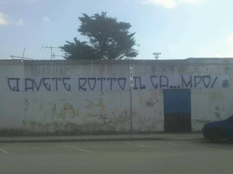 Striscione all'esterno del Piccirillo