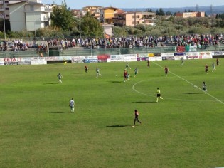 Una fase di gioco di Lamezia-Casertana