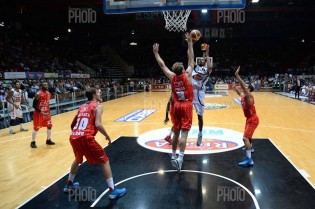 Jeff Brooks in entrata contro Nicolò Melli (Foto Giuseppe Melone)