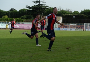Salvatore Caturano esulta dopo il gol al Castel Rigone (Foto Giuseppe Melone)