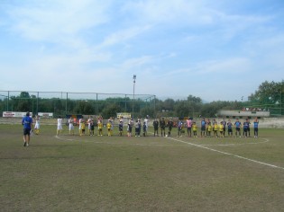 Le squadre a centrocampo (foto Antimo Cusano)