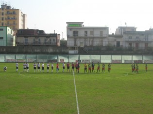 Le squadre a centrocampo (foto Antimo Cusano)