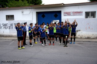 I calciatori del Gladiator ringraziano i tifosi (foto Andrea Salzillo)