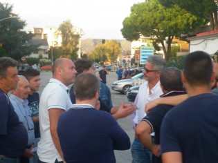 Il diesse Ricciardi risponde ai tifosi (foto Domenico Vastante)