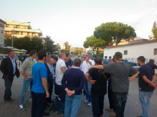 La furia dei tifosi (foto Domenico Vastante)