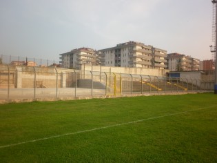 La double-face del settore ospiti (foto Domenico Vastante)